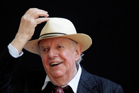 Dario Fo, addio al meraviglioso giullare che reinventò la parola teatrale per sbeffeggiare i potenti, di Davide Turrini (Il Fatto quotidiano, 13 ottobre 2016)