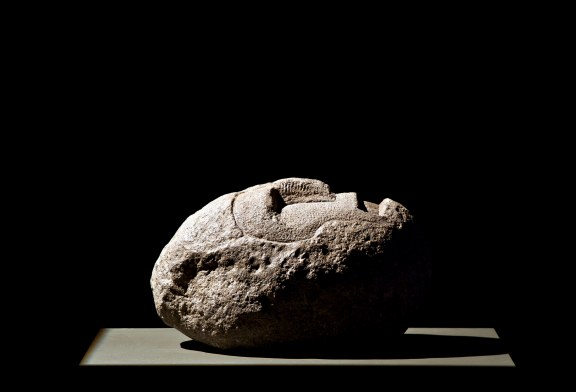 La scultrice greca VENIA DIMITRAKOPOULOU indaga la materia