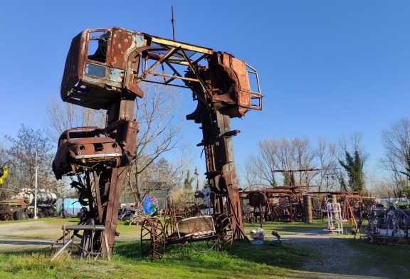Sculture in campo a sostegno della campagna contro lo sgombro di MUTONIA